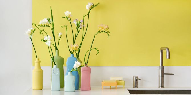 Spüle Küche Plastikflaschen Pastellfarben Blumen