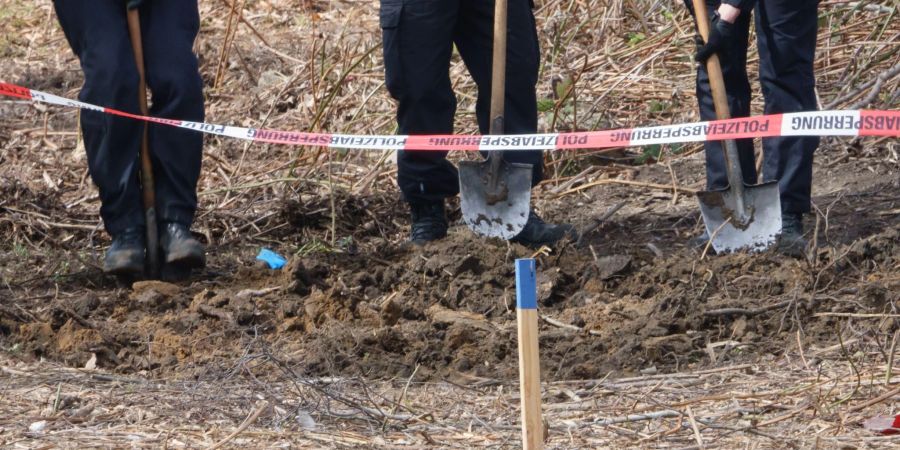 Polizisten suchen nach Knochen und Spuren in Braunschweig.