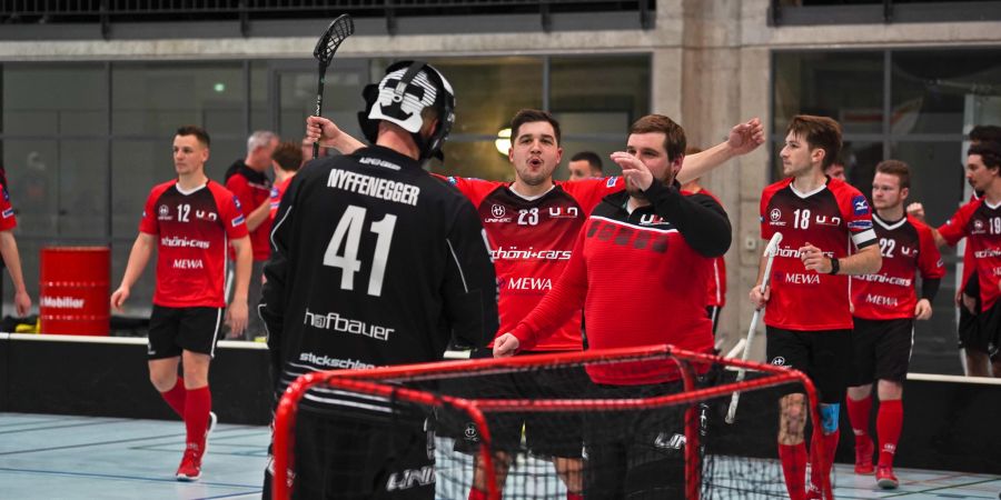 Unihockey Langenthal Aarwangen: Herren 1 (NLB), Shootout-Jubel von Tobias Känzig (Nr. 23) zu Torhüter Lukas Nyffenegger (Nr.41). - Langenthal