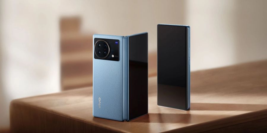 Zugeklappt hat man beim Vivo X Fold das Vierfach-Kamerasystem auf der Rück- und das 6,53 Zoll grosse Aussendisplay auf der Vorderseite.