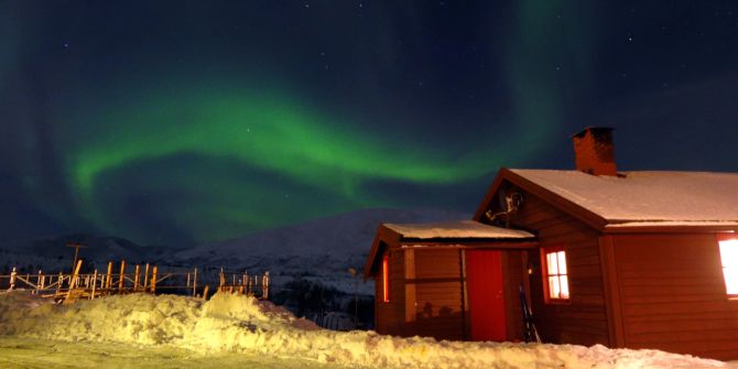 Hütte Holz Nordlichter grün