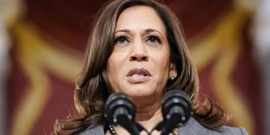 Kamala Harris spricht in der Statuary Hall des US-Kapitols anlässlich des Jahrestags der Erstürmung des US-Kapitols. (Archivbild). Foto: Andrew Harnik/AP/dpa