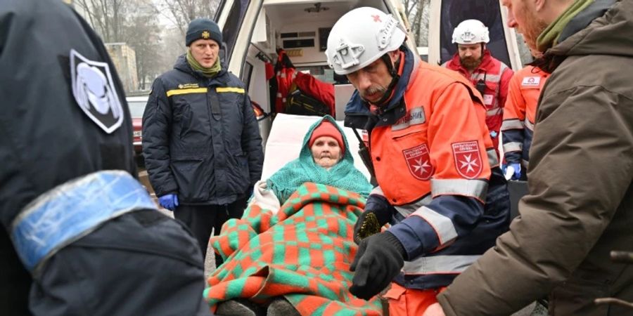 Seniorin wird aus Krankenwagen in Kiew gehoben