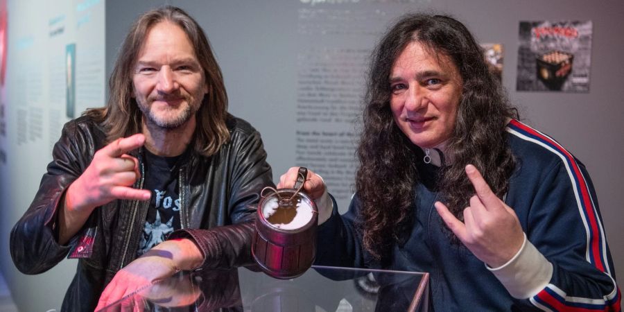Olaf Zissel, Schlagzeuger der Band Tankard, und der Sänger Andreas Geremia (r) zeigen ein Modell des nach ihnen benannten Schlangensterns «Ophiura tankardi».