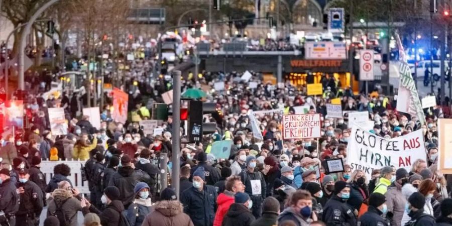In Hamburg waren zuletzt mehrfach mehrere Tausend Menschen gegen die Corona-Massnahmen auf der Strasse. Foto: Markus Scholz/dpa