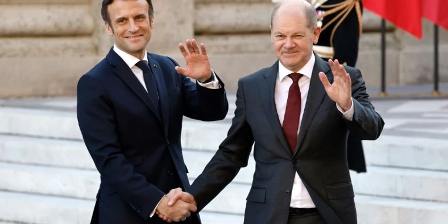 Scholz mit Macron (l.) in Versailles