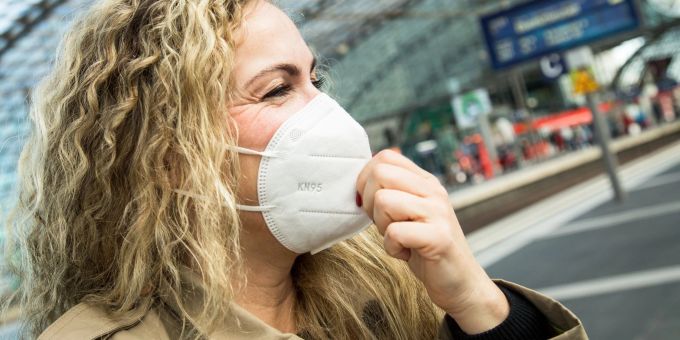 Wer etwa auf Reisen lange Zeit eine FFP2-Maske trägt, sollte der Haut darunter Aufmerksamkeit schenken. Wer etwa auf Reisen lange Zeit eine FFP2-Maske trägt, sollte der Haut darunter Aufmerksamkeit schenken.