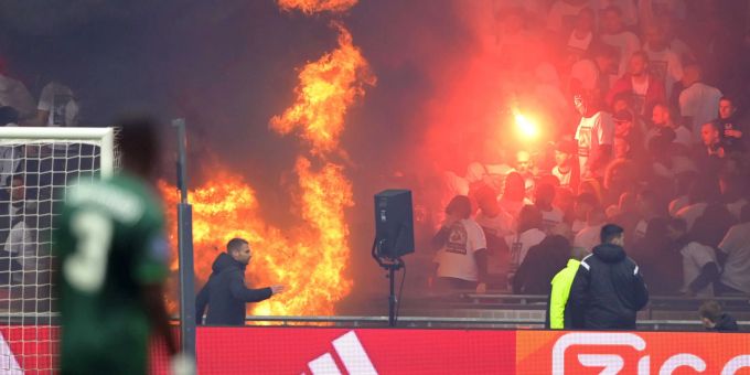 Banner fangen beim Spiel gegen Feyenoord im Fan-Block von Ajax Amsterdam plötzlich Feuer. Ajax Amsterdam