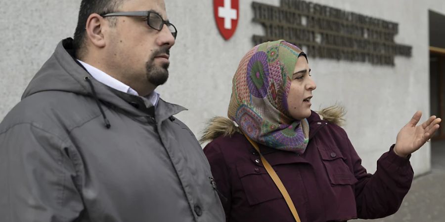 Das betroffene Ehepaar am Donnerstag vor dem Gerichtsgebäude in St. Gallen.