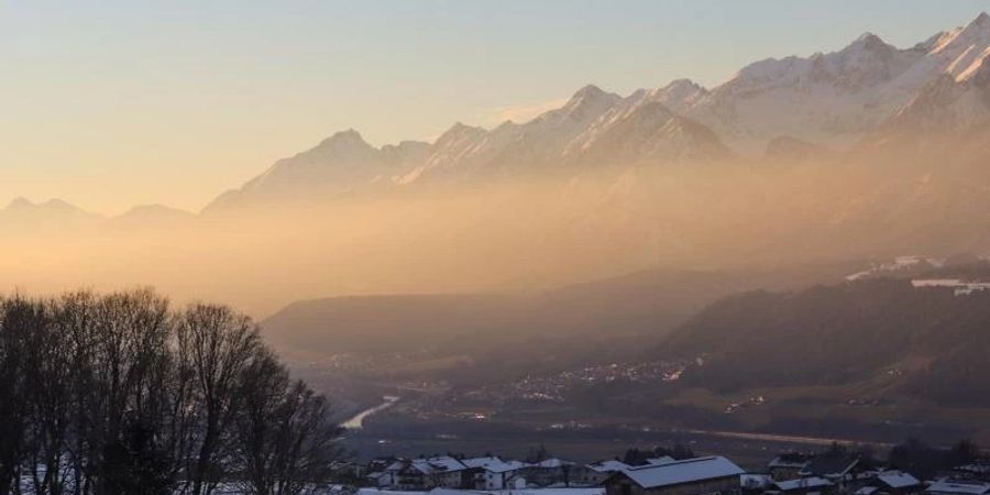 Sonnenaufgang über der Gemeinde Weerberg in Österreich: Wer zu Fuss hoch hinauf will, muss früh aufstehen. Foto: Deike Uhtenwoldt/dpa-tmn