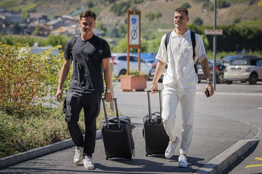 Captain Granit Xhaka (r.) taucht gemeinsam mit FCL-Mittelfeldspieler Ardon Jashari auf.