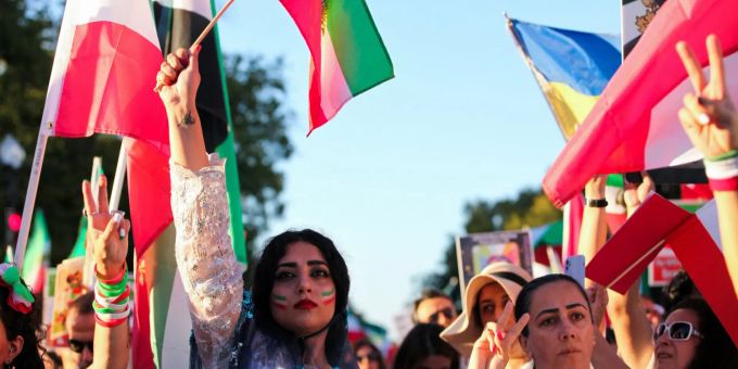 Ein Protest in Washington in Solidarität mit den Frauen im Iran (Archivbild). Iran Washington Protest Kopftuch
