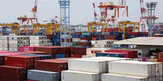 Der in Yokohama südlich von Tokio. Ein unerwartet starker Rückgang der Investitionen wie auch der Verbraucherausgaben trüben die Aussichten der vor Deutschland drittgrössten Volkswirtschaft der Welt. Der in Yokohama südlich von Tokio. Ein unerwartet starker Rückgang der Investitionen wie auch der Verbraucherausgaben trüben die Aussichten der vor Deutschland drittgrössten Volkswirtschaft der Welt.