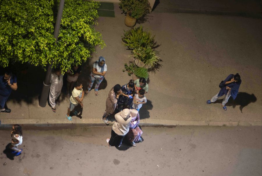 Menschen suchen Schutz vor dem Erdbeben in Rabat, Marokko.