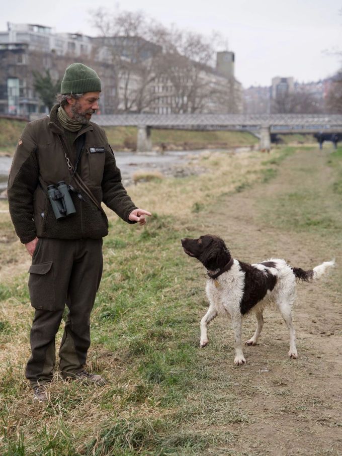 Hündin Lara begleitet den Wildhüter auf Schritt und Tritt. Wildhüter