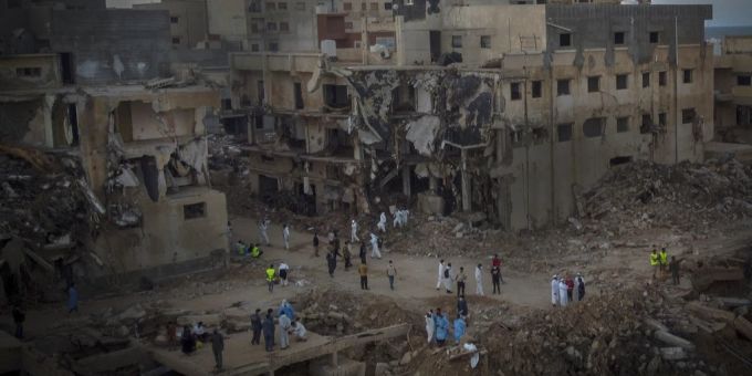 Menschen suchen nach Flutopfern in Derna, Libyen, Freitag, 15. September 2023.