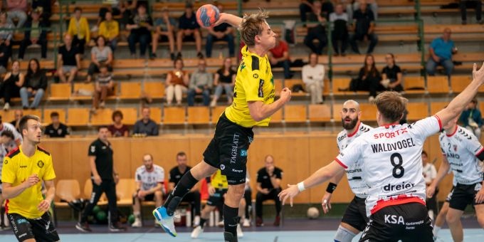 Der TSV St. Otmar gewann am Sonntag, 24. September 2023, gegen den HSC Suhr Aarau mit 29:24. Der TSV St. Otmar im Angriff