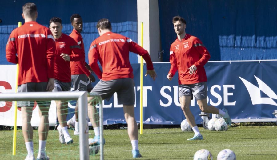 Dominik Schmid (rechts) vom FC Basel wurde im März dieses Jahres erstmals für die Nati aufgeboten. Zu einem Einsatz kam er noch nicht.