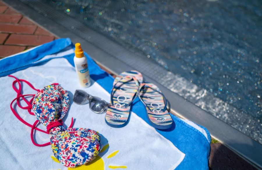 Unabhängig vom Geschlecht dürfen alle nur mit einer Badehose bekleidet schwimmen gehen.