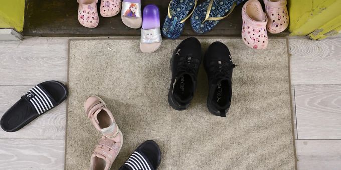 Schuhe in einer Asylunterkunft. Schuhe in einer Asylunterkunft