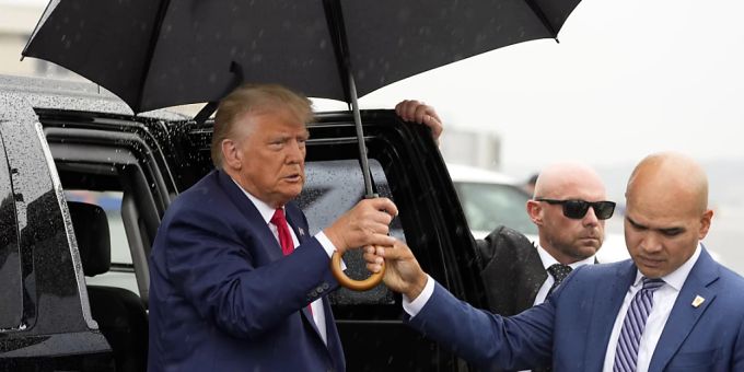 ARCHIV - Walt Nauta (r), Leibwächter des Ex-US-Präsidenten Trump, reicht Donald Trump (l), einen Regenschirm, bevor er am Ronald Reagan Washington National Airport eine Rede hält. Der frühere US-Präsident hat Medienberichten zufolge auch die weiteren Anklagepunkte in der Dokumentenaffäre vor Gericht formell zurückweisen lassen. Foto: Alex Brandon/AP/dpa donald trump