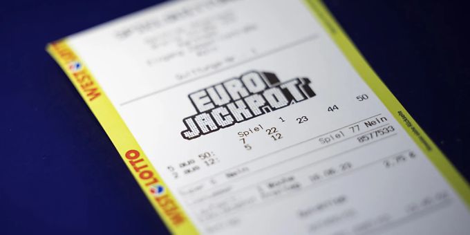 Wie die Westdeutsche Lotterie am Dienstag mitteilte, hatte der Sieger oder die Siegerin in der Gewinnklasse eins die richtigen Gewinnzahlen 8, 18, 26, 38 und 39 sowie die Eurozahlen 4 und 12. (Archivbild) Wie die Westdeutsche Lotterie am Dienstag mitteilte, hatte der Sieger oder die Siegerin in der Gewinnklasse eins die richtigen Gewinnzahlen 8, 18, 26, 38 und 39 sowie die Eurozahlen 4 und 12. (Archivbild)