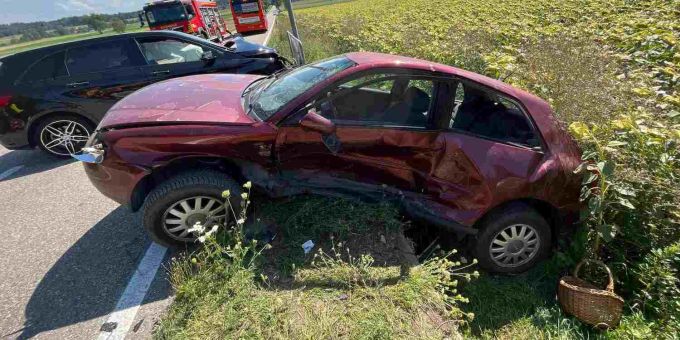 Drei Verletzte - Unfall zwischen zwei Personenwagen in Schnottwil SO