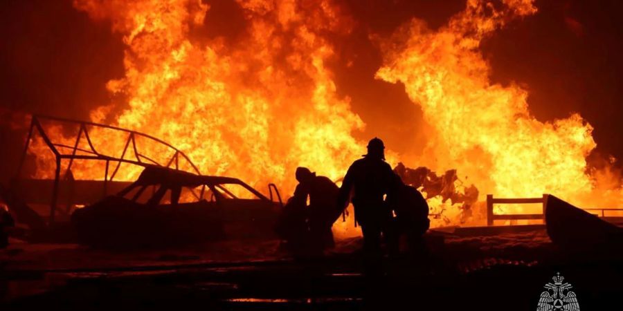 Feuerwehrleute löschen den Brand nach einer Explosion an einer Tankstelle in Dagestan.