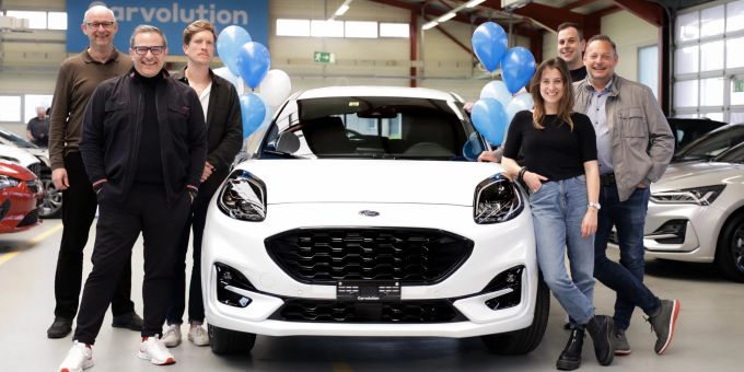 Geschäftsleitung Carvolution (v.l.n.r.) mit einem der Bestseller: Der Ford Puma ST-Line X. Bernhard Drüner, Robert Ruza, Luis Wittwer, Léa Miggiano, Olivier Kofler, Philipp Lesemeister. Startup