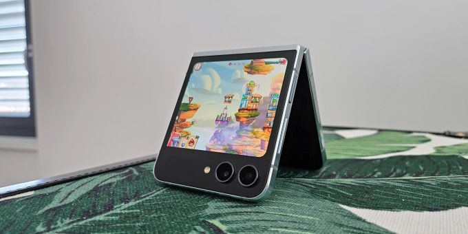 Der Coverscreen hält sogar für eine kurze Partie Angry Birds her. Nau.ch