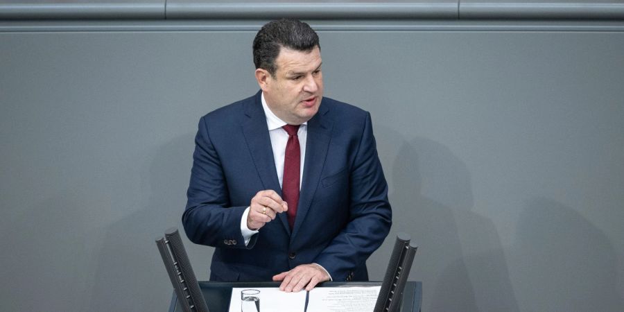 Bundesarbeitsminister Hubertus Heil spricht bei der Debatte im Bundestag. Die Gesetzesänderung zur Vergütung von Betriebsräten wurde vom Parlament einstimmig beschlossen.