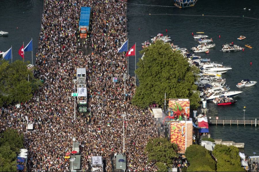 Hunderttausende Techno-Fans versammeln sich für die Street Parade in Zürich.