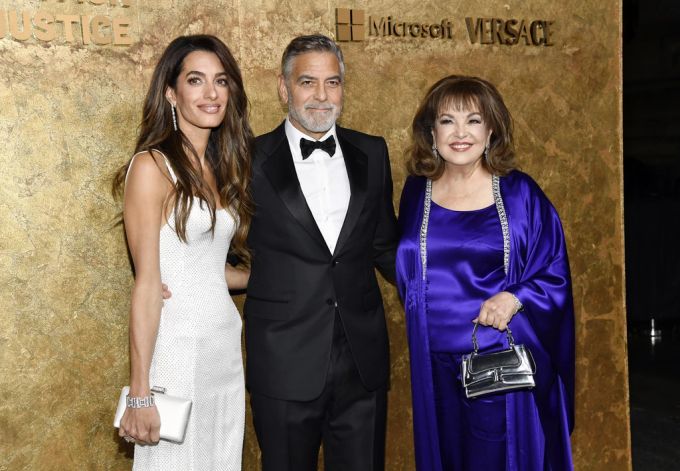 Amal Clooney, George Clooney und Amals Mutter Baria Alamuddin auf dem roten Teppich. Die Kinder sieht man in der Öffentlichkeit nicht. (Archivbild) George Clooney
