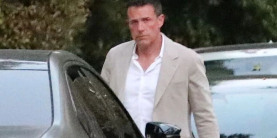 Ben Affleck ohne Jennifer Lopez auf dem Weg zur Highschool-Abschlussfeier seiner Tochter. Der Schauspieler wirkt schlecht gelaunt.