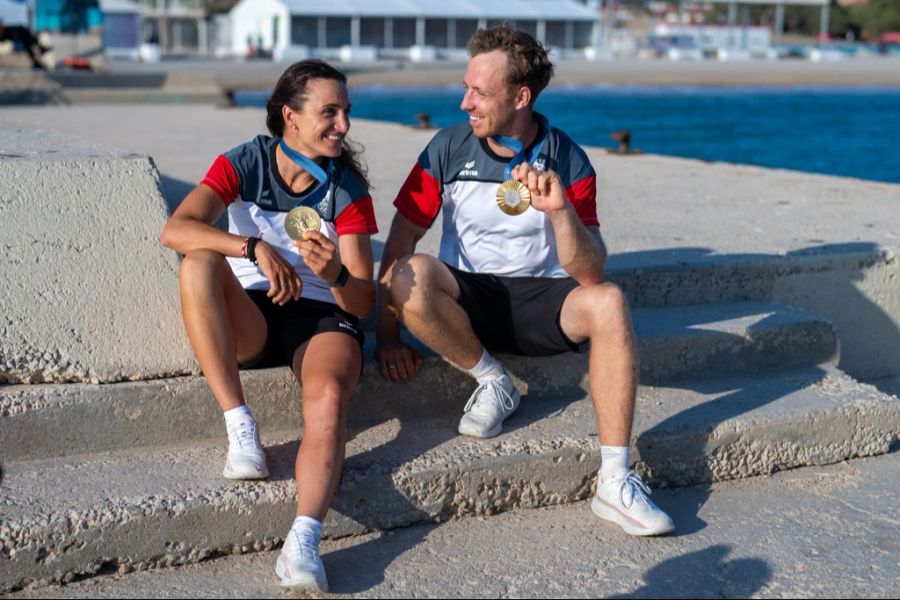 Seglerin Lara Vadlau feiert an Olympia 2024 mit Segel-Partner Lukas Mähr mit der Goldmedaille ihren grössten Karriereerfolg.