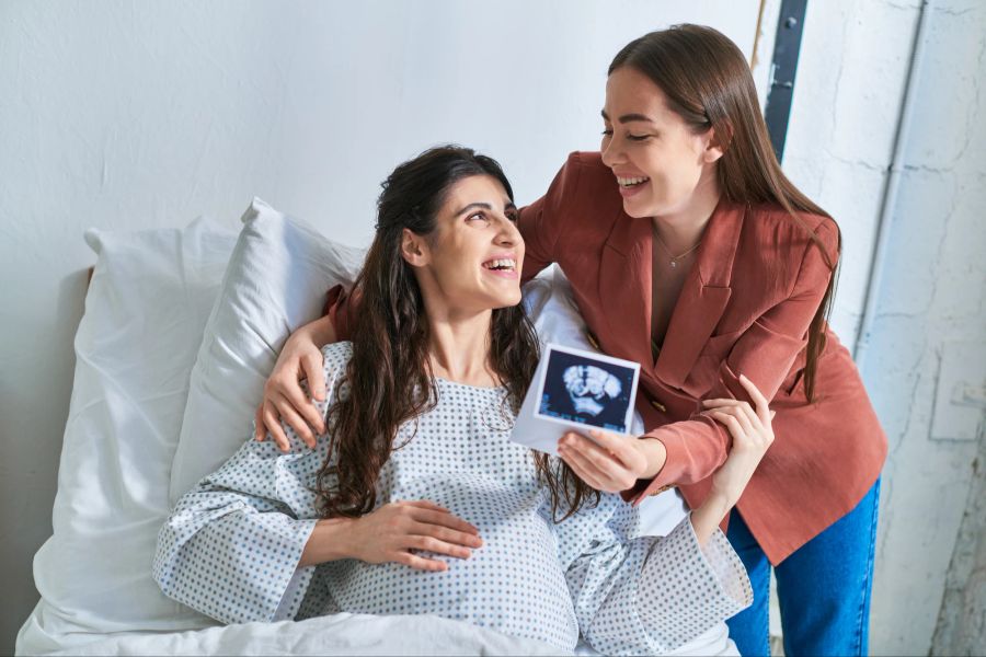 Zwei Frauen mit Ultraschall. Babybauch.