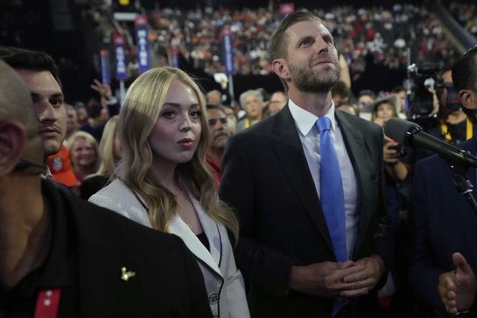 Donald Trumps Kinder Tiffany Trump und Eric Trump drücken ihrem Vater die Daumen. Election 2024 RNC