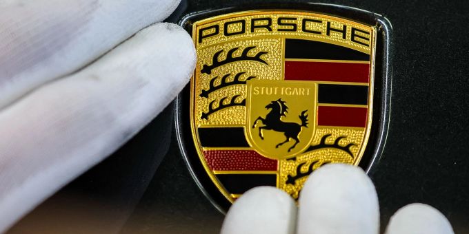 Porsche plant einen radikalen Umbau des Vorstands. Porsche muss wegen Überschwemmungsschäden bei einem Aluminium-Zulieferer seine Prognosen senken.