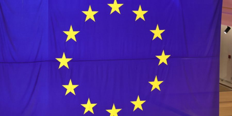 Die EU will, dass Verbraucher ihr Geld investieren, statt es aufs Sparbuch zu legen. Neue Regeln sollen dabei helfen. (Archivbild)