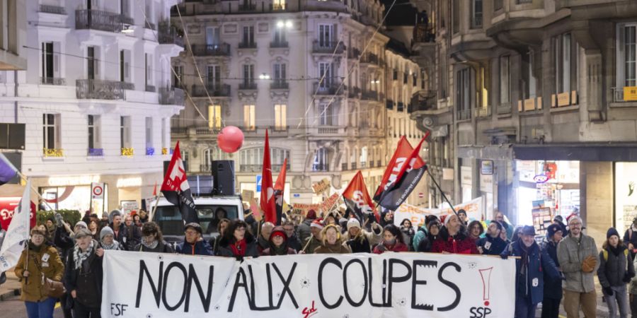 Trotz der Rücknahme der geplanten Lohnsenkung für das Waadtländer Staatspersonal sind am Montagabend in Lausanne mehrere tausend Menschen auf die Strasse gegangen.