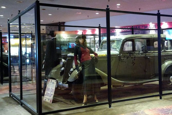 Ford V8 DeLuxe Fordor Sedan
