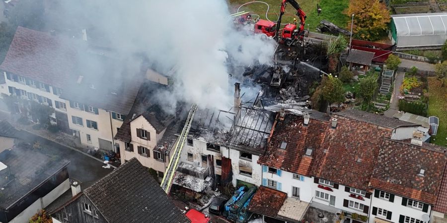 In Hallau SH ist am Donnerstagmorgen ein Haus in einer 300 Meter lange Häuserzeile in Brand geraten.