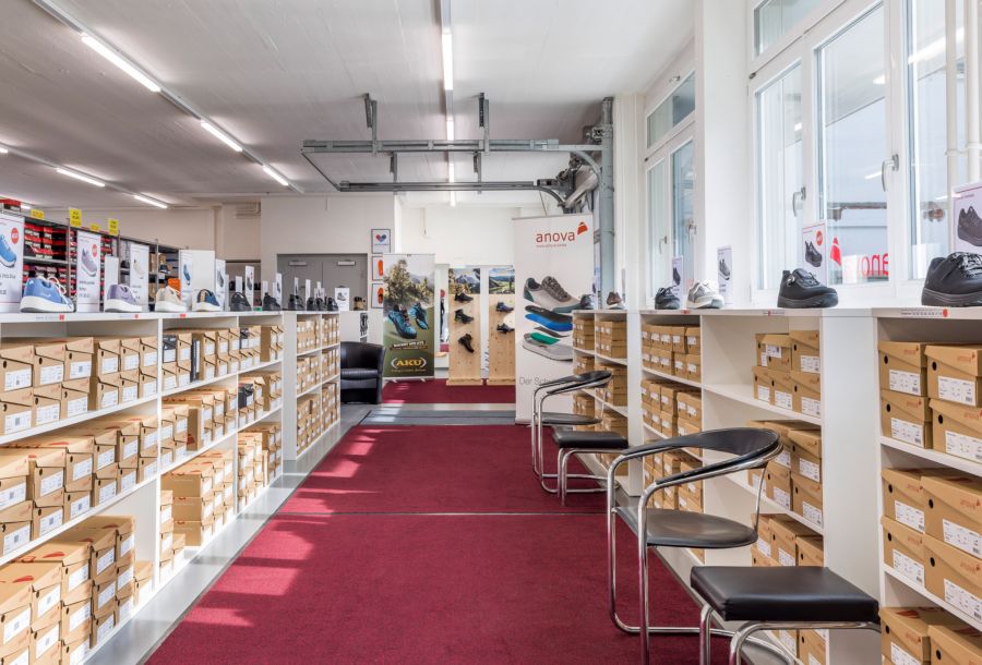 Die Auswahl an Anova Schuhen ist gross. Hier ein Blick in den Fabrikladen in Zofingen.
