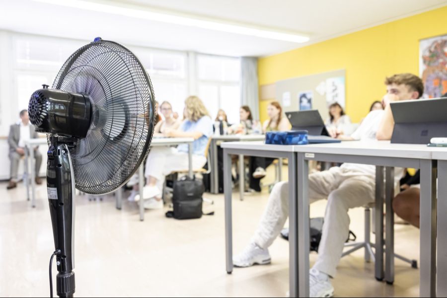 Auch sollte der Schulanfang vom heissen August nach hinten verlegt werden.