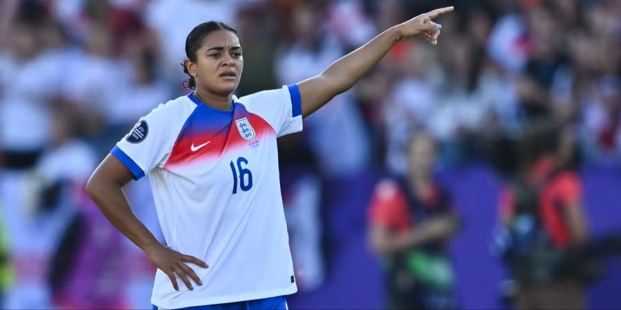 Rassismus ist auch im Frauenfusball ein Thema: Jessica Carter gab während der Frauen-Europameisterschaft bekannt, dass sie sich wegen Rassimus aus den sozialen Medien zurückzieht.