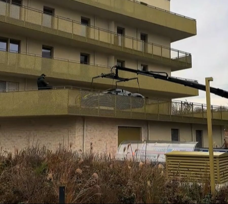 ...und platziert ihn auf dem Balkon.