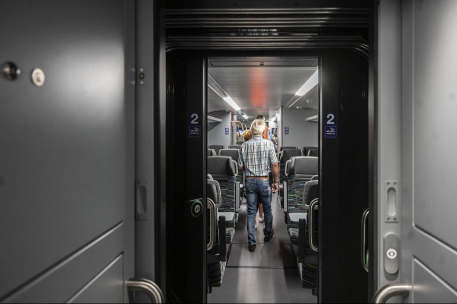 Auch eine Knigge-Expertin sieht darin kein Problem, wenn man nicht zu laut spricht.