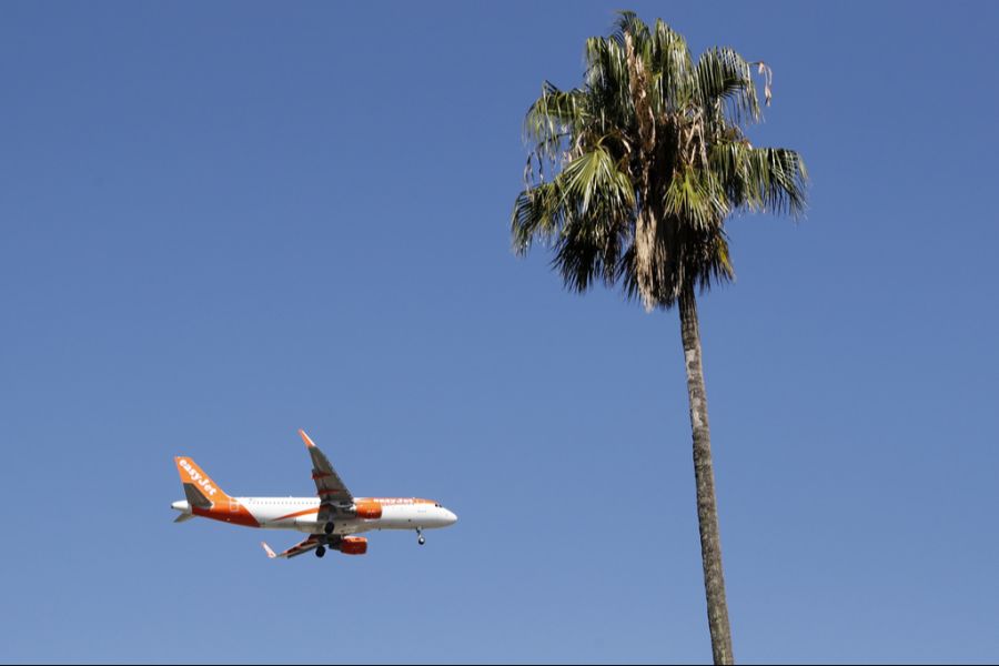 Eine Schweizerin will mit Easyjet von Mallorca nach Basel fliegen.