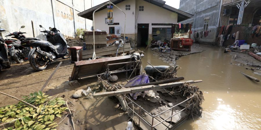 Impact of floods and landslides that killed hundreds in Sumatra