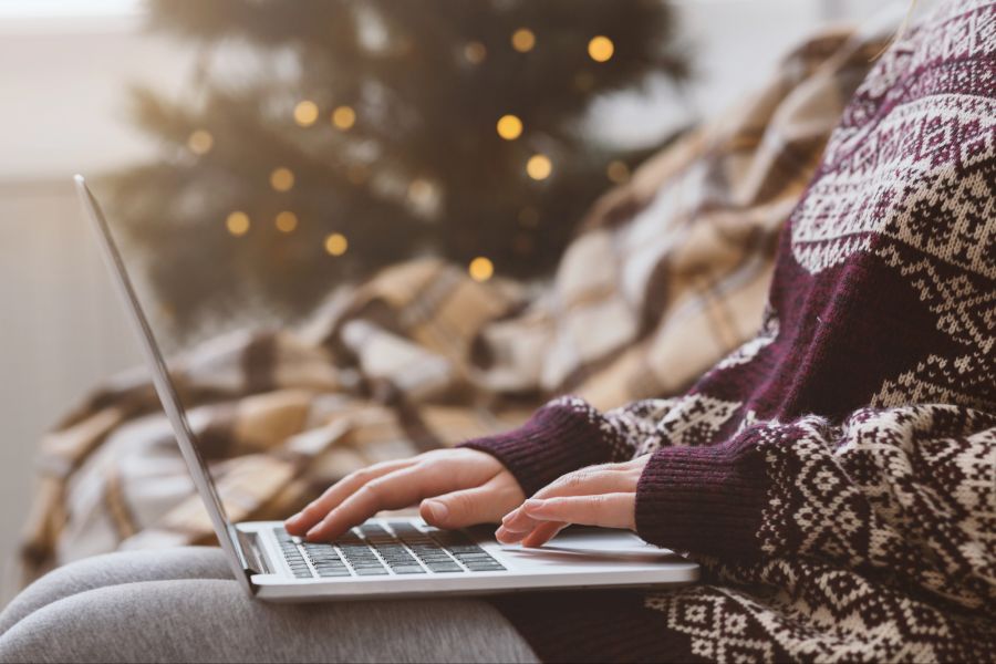 Person am Laptop, Weihnachtsbaum